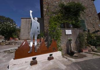 Inaugurata stele a Pantani sul Muro del Pirata, a Poggio Murella Inaugurata stele a Pantani sul Muro del Pirata, a Poggio Murella